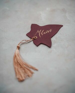 ivy-shaped leaf place cards wedding